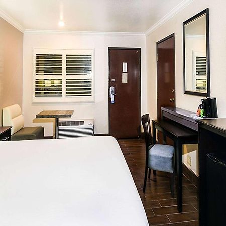 ทราเวลลอดจ์ บาย วินด์แฮม คอมเมิร์ซ ลอสแองเจลิส แอเรีย Hotel ภายนอก รูปภาพ