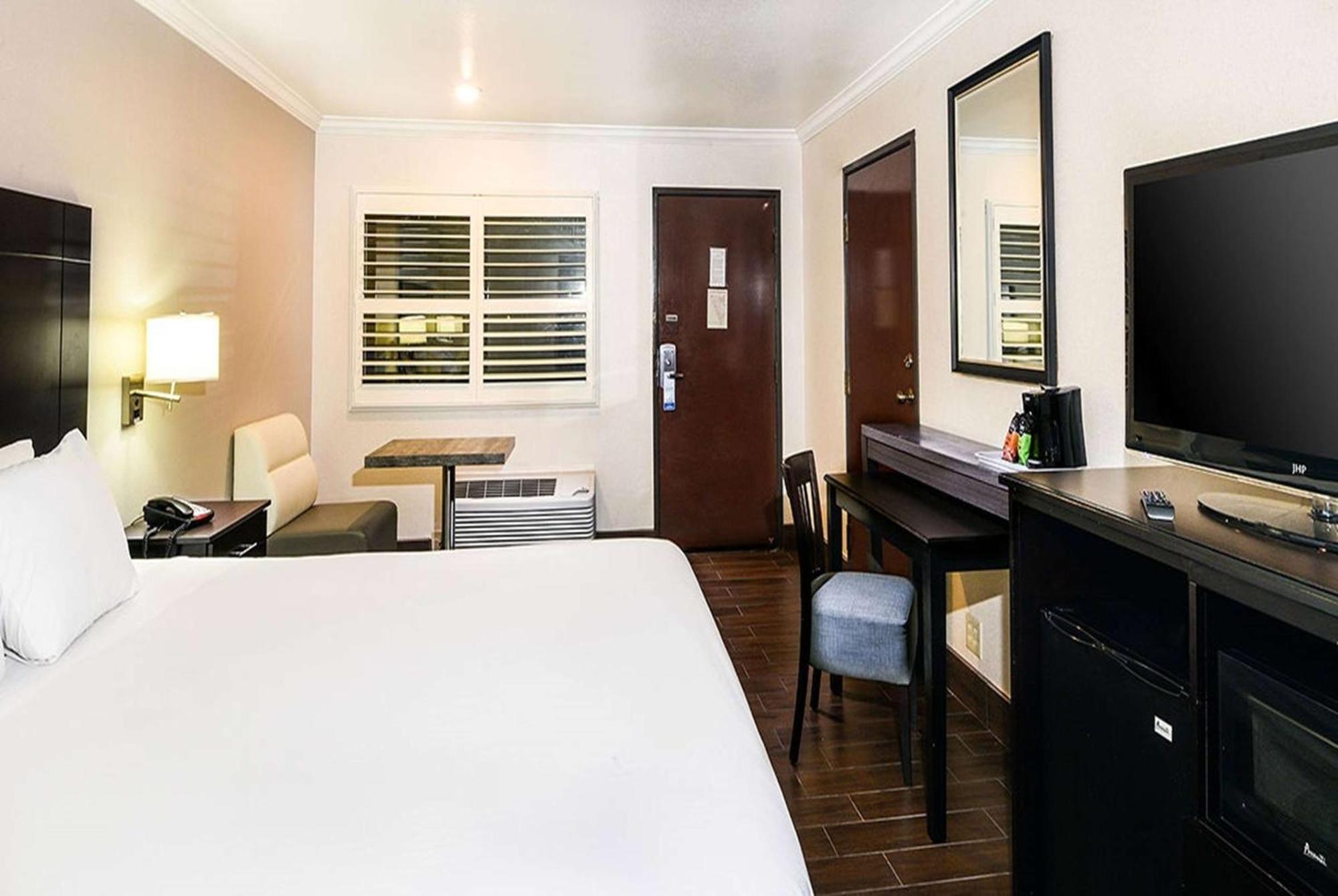 ทราเวลลอดจ์ บาย วินด์แฮม คอมเมิร์ซ ลอสแองเจลิส แอเรีย Hotel ภายนอก รูปภาพ
