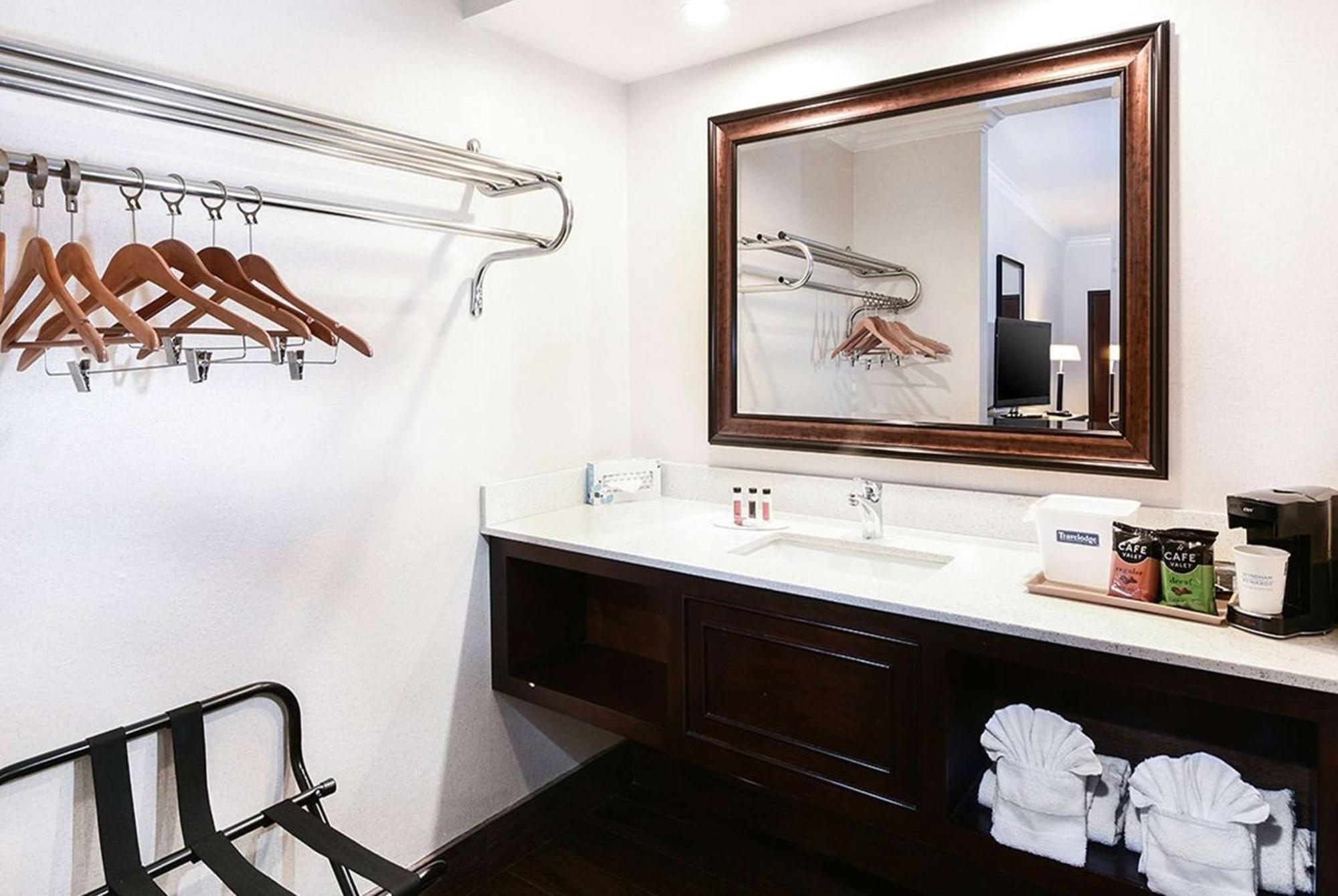 ทราเวลลอดจ์ บาย วินด์แฮม คอมเมิร์ซ ลอสแองเจลิส แอเรีย Hotel ภายนอก รูปภาพ